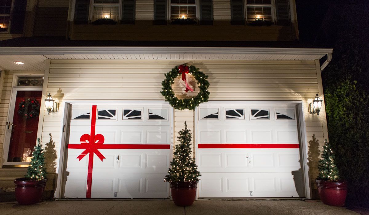 Garage door magnet decor